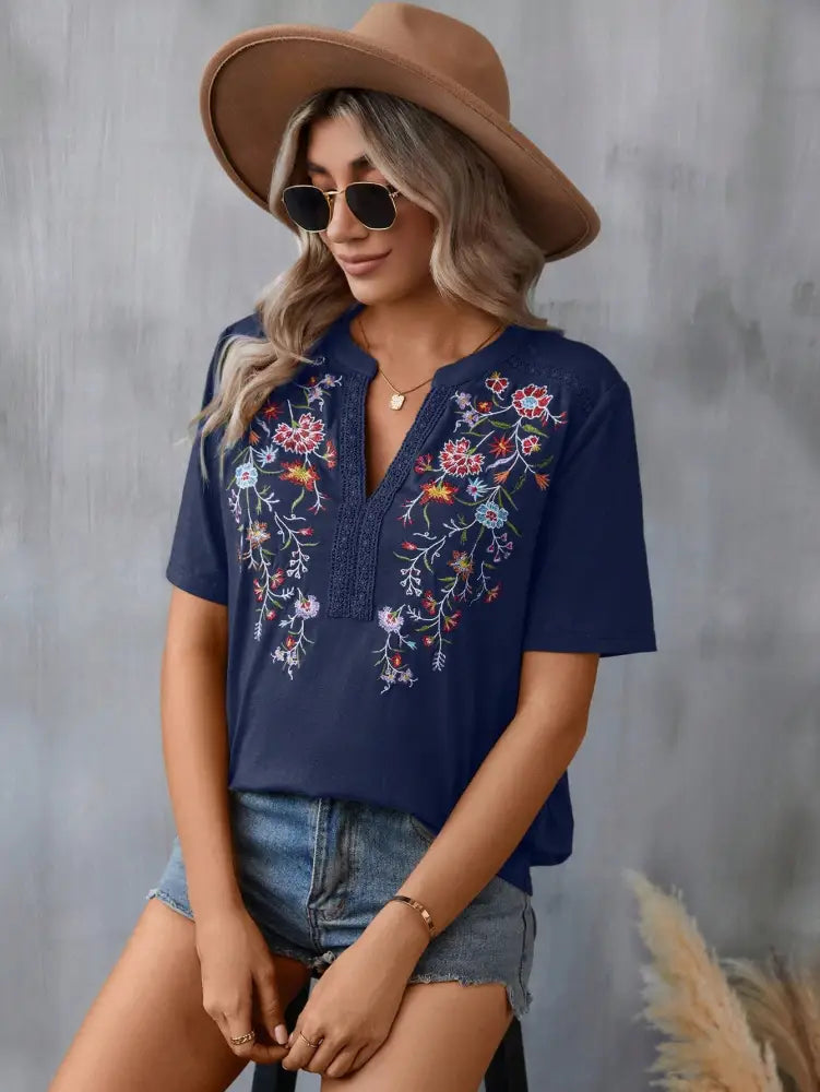 Blusa Casual Com Detalhes Delicados E Tecido Leve Taylor Camiseta Feminina