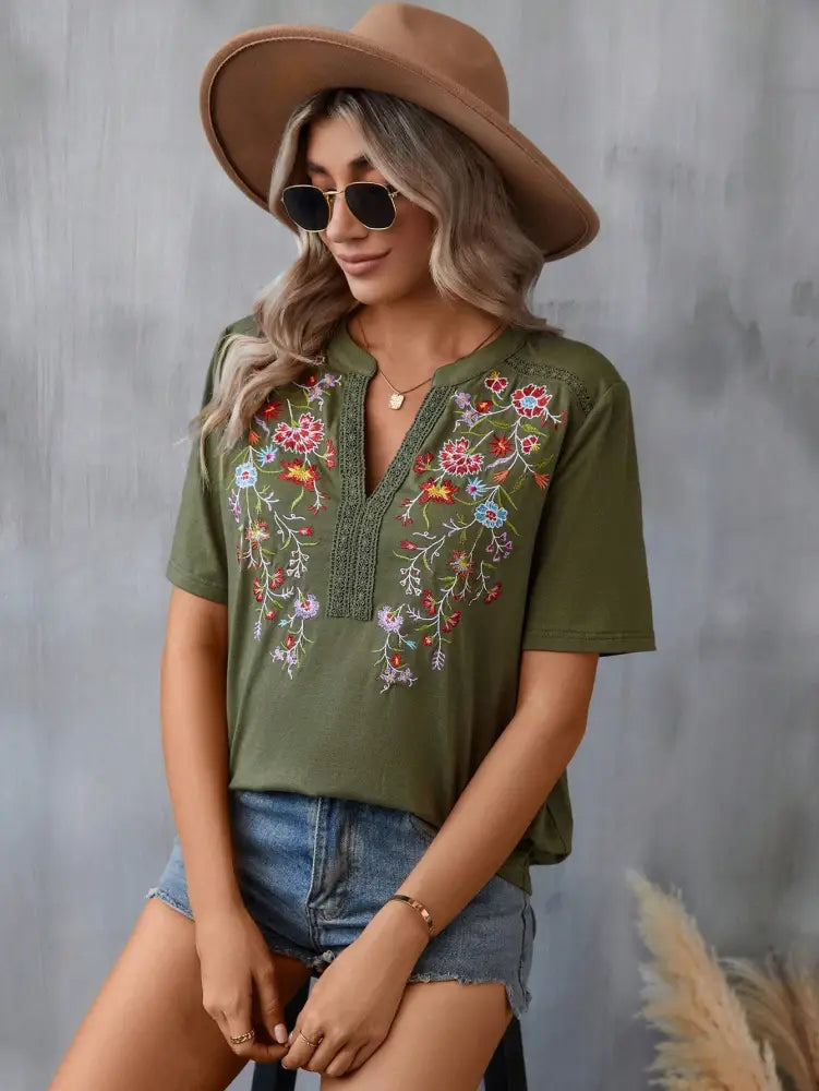 Blusa Casual Com Detalhes Delicados E Tecido Leve Taylor Camiseta Feminina