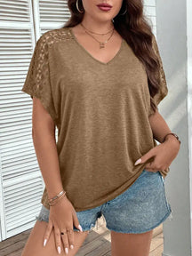 Blusa Casual Com Mangas Vazadas Em Crochê E Decote V Luana. Plus Size Damasco / Gg (42-46) T-Shirts