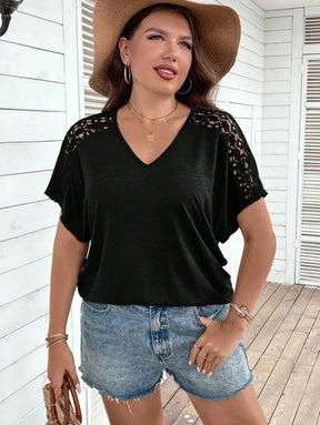 Blusa Casual Com Mangas Vazadas Em Crochê E Decote V Luana. Plus Size T-Shirts