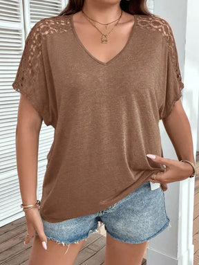 Blusa Casual Com Mangas Vazadas Em Crochê E Decote V Luana. Plus Size T-Shirts