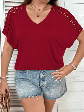 Blusa Casual Com Mangas Vazadas Em Crochê E Decote V Luana. Plus Size T-Shirts