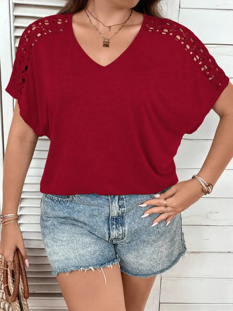 Blusa Casual Com Mangas Vazadas Em Crochê E Decote V Luana. Plus Size T-Shirts