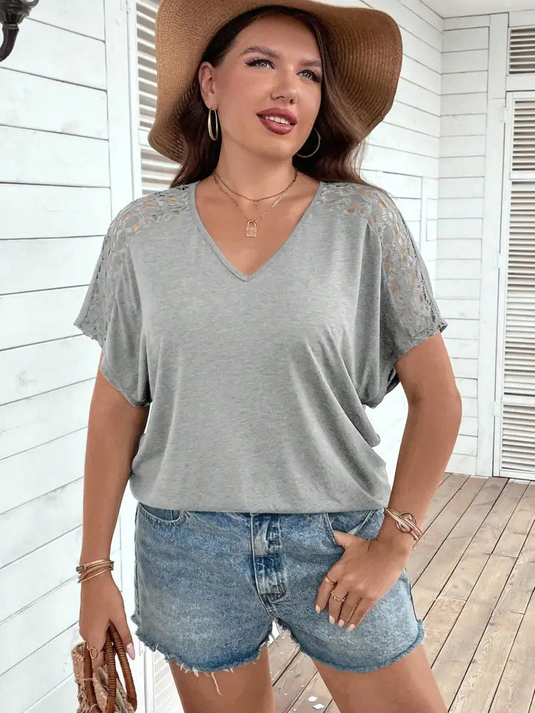 Blusa Casual Com Mangas Vazadas Em Crochê E Decote V Luana. Plus Size T-Shirts