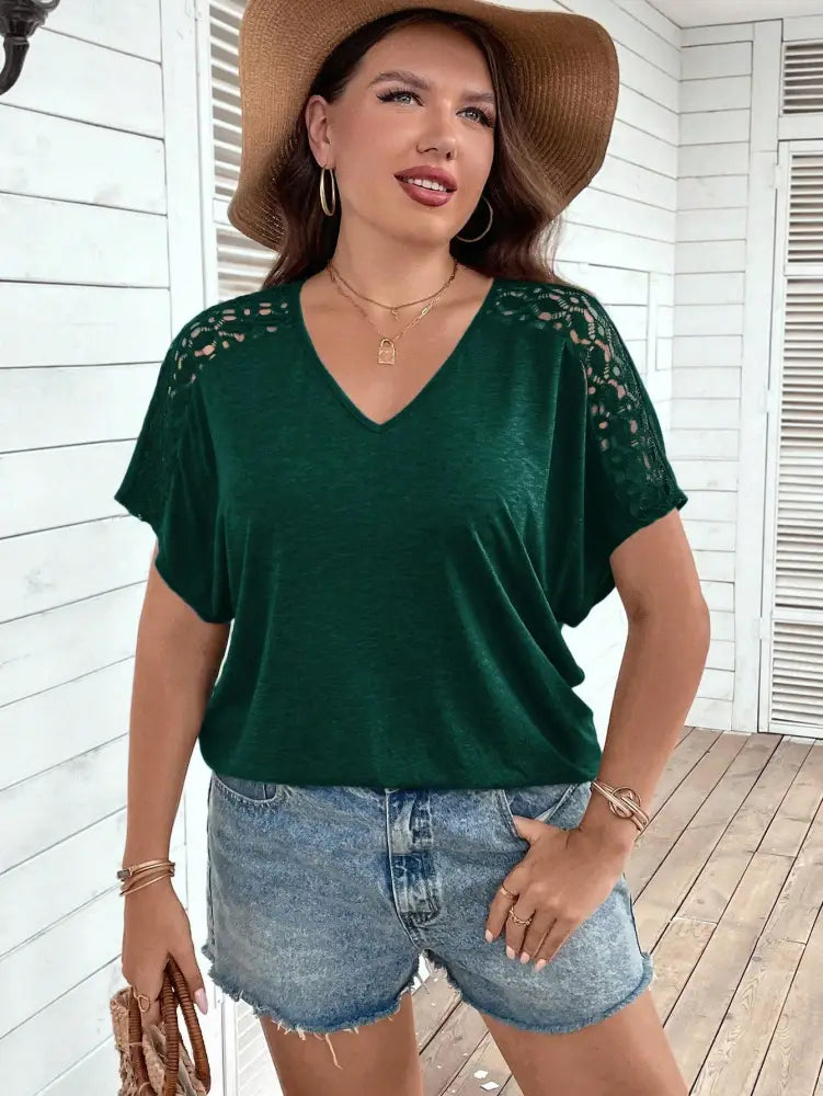 Blusa Casual Com Mangas Vazadas Em Crochê E Decote V Luana. Plus Size T-Shirts