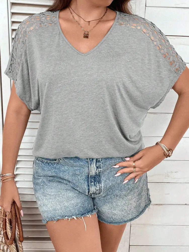 Blusa Casual Com Mangas Vazadas Em Crochê E Decote V Luana. Plus Size T-Shirts