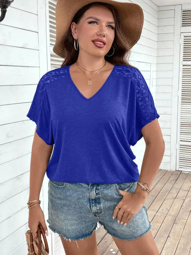 Blusa Casual Com Mangas Vazadas Em Crochê E Decote V Luana. Plus Size T-Shirts