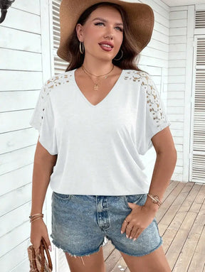 Blusa Casual Com Mangas Vazadas Em Crochê E Decote V Luana. Plus Size T-Shirts