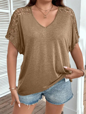 Blusa Casual Com Mangas Vazadas Em Crochê E Decote V Luana. Plus Size T-Shirts