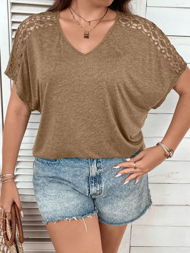 Blusa Casual Com Mangas Vazadas Em Crochê E Decote V Luana. Plus Size T-Shirts