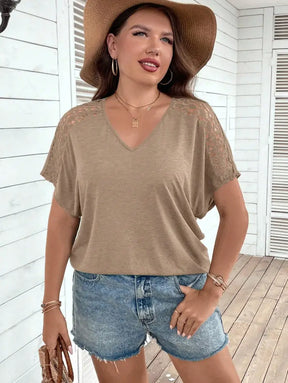 Blusa Casual Com Mangas Vazadas Em Crochê E Decote V Luana. Plus Size T-Shirts