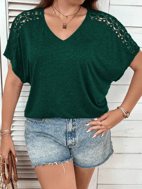 Blusa Casual Com Mangas Vazadas Em Crochê E Decote V Luana. Plus Size T-Shirts