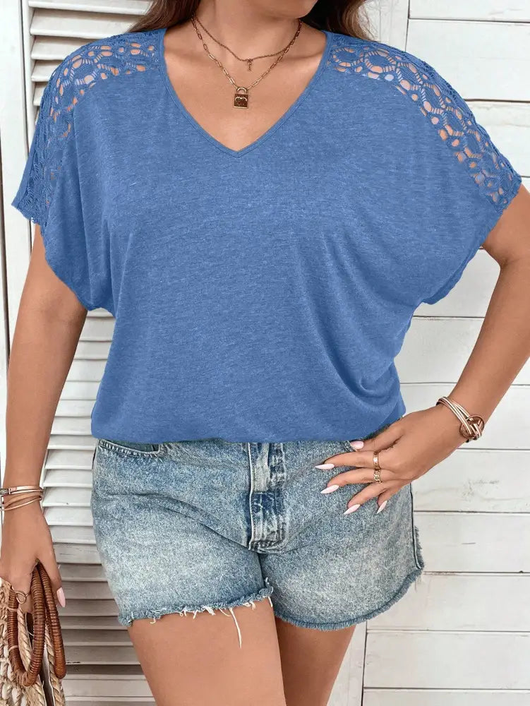 Blusa Casual Com Mangas Vazadas Em Crochê E Decote V Luana. Plus Size T-Shirts