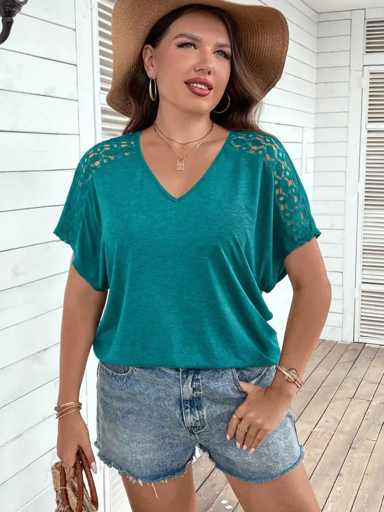 Blusa Casual Com Mangas Vazadas Em Crochê E Decote V Luana. Plus Size T-Shirts