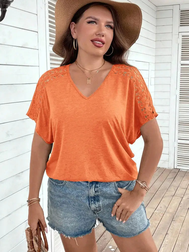 Blusa Casual Com Mangas Vazadas Em Crochê E Decote V Luana. Plus Size T-Shirts