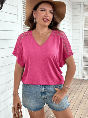 Blusa Casual Com Mangas Vazadas Em Crochê E Decote V Luana. Plus Size T-Shirts