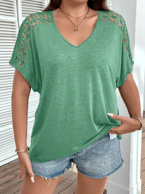 Blusa Casual Com Mangas Vazadas Em Crochê E Decote V Luana. Plus Size T-Shirts