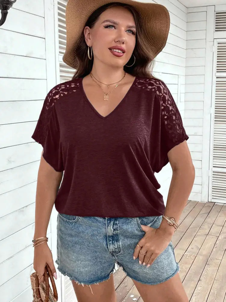 Blusa Casual Com Mangas Vazadas Em Crochê E Decote V Luana. Plus Size T-Shirts