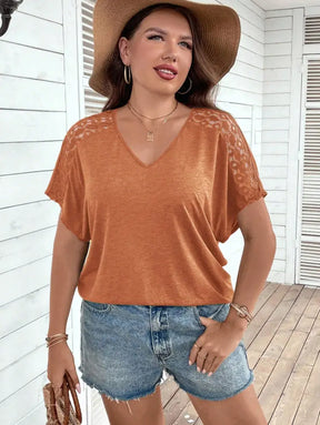 Blusa Casual Com Mangas Vazadas Em Crochê E Decote V Luana. Plus Size T-Shirts