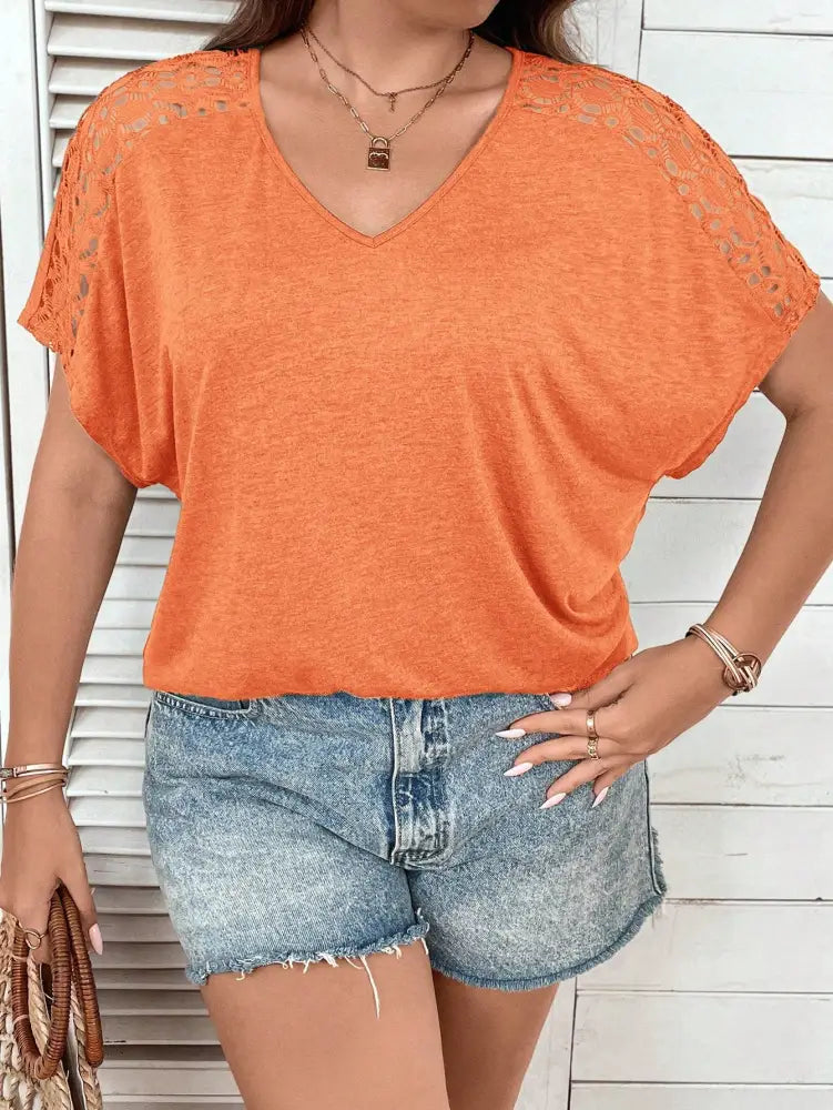 Blusa Casual Com Mangas Vazadas Em Crochê E Decote V Luana. Plus Size T-Shirts