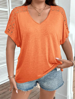 Blusa Casual Com Mangas Vazadas Em Crochê E Decote V Luana. Plus Size T-Shirts