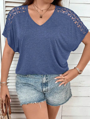 Blusa Casual Com Mangas Vazadas Em Crochê E Decote V Luana. Plus Size T-Shirts