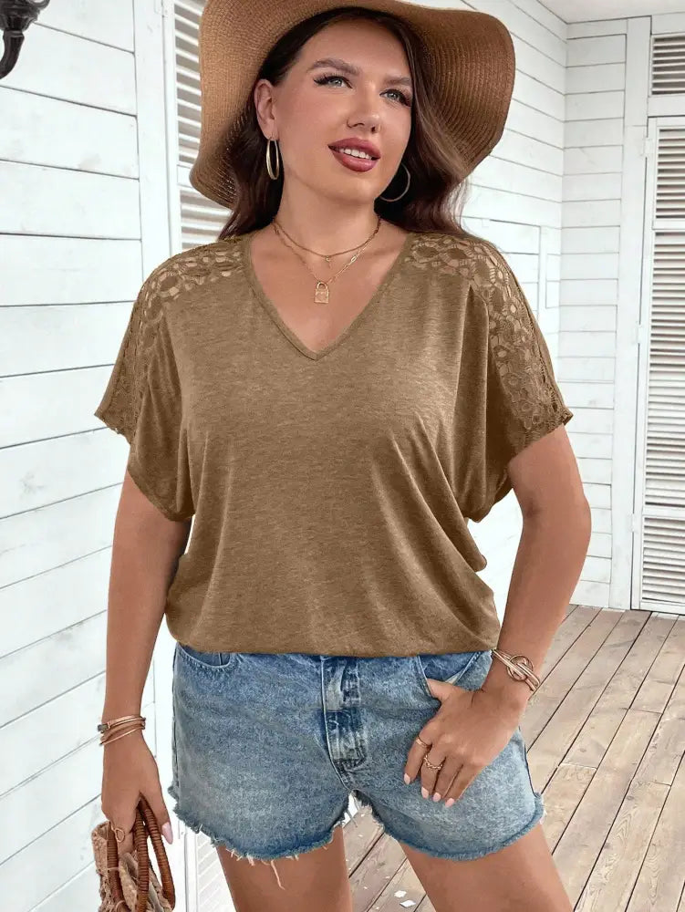 Blusa Casual Com Mangas Vazadas Em Crochê E Decote V Luana. Plus Size T-Shirts