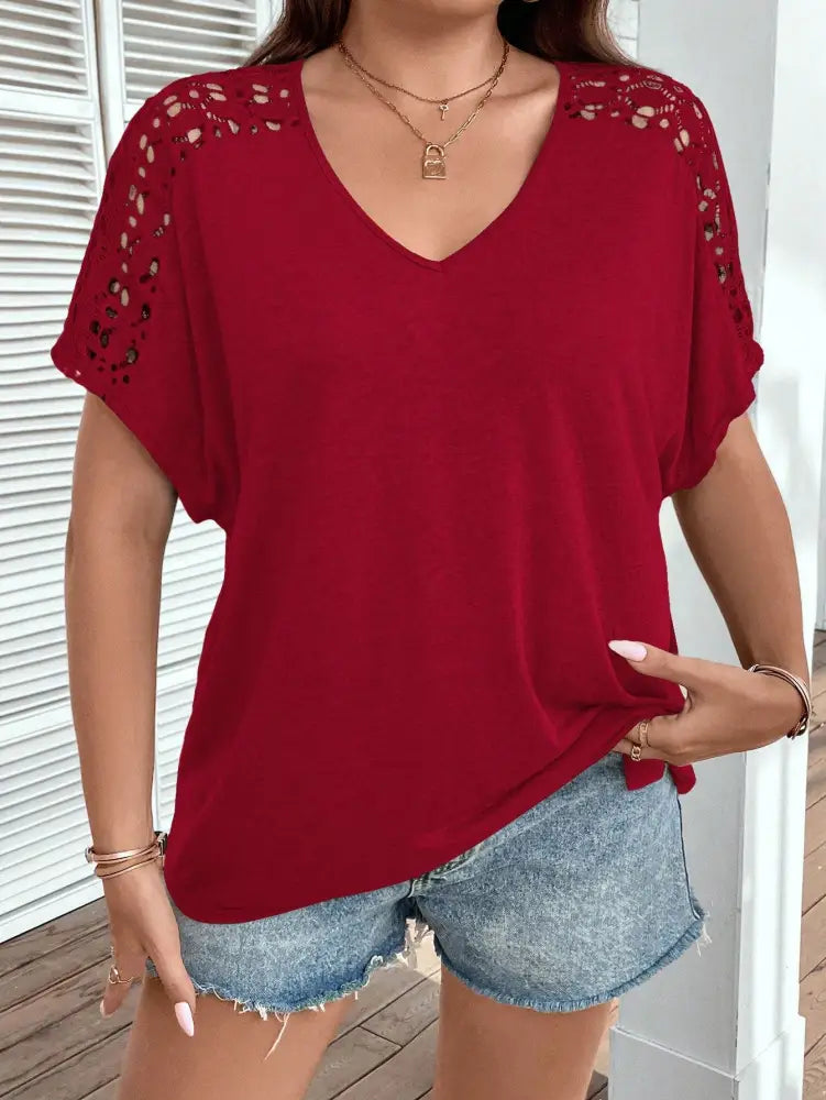 Blusa Casual Com Mangas Vazadas Em Crochê E Decote V Luana. Plus Size T-Shirts