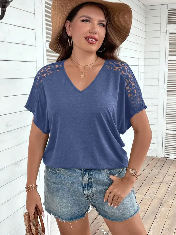 Blusa Casual Com Mangas Vazadas Em Crochê E Decote V Luana. Plus Size T-Shirts