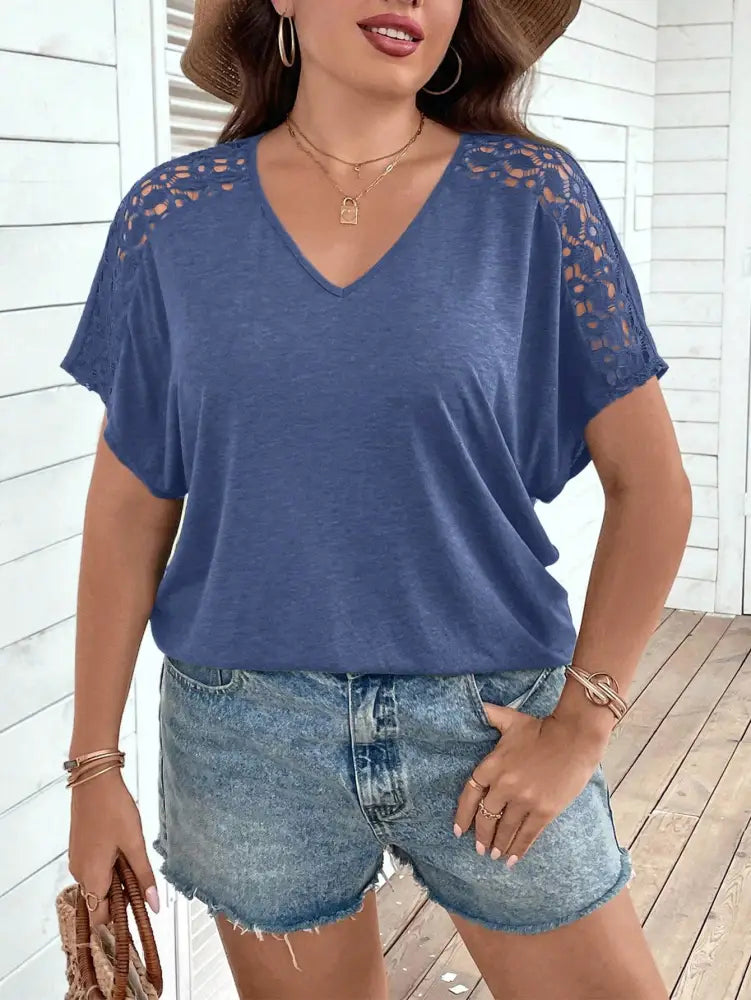 Blusa Casual Com Mangas Vazadas Em Crochê E Decote V Luana. Plus Size T-Shirts