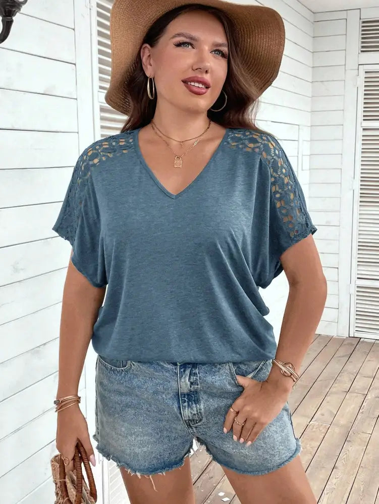 Blusa Casual Com Mangas Vazadas Em Crochê E Decote V Luana. Plus Size T-Shirts