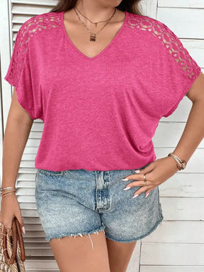 Blusa Casual Com Mangas Vazadas Em Crochê E Decote V Luana. Plus Size T-Shirts