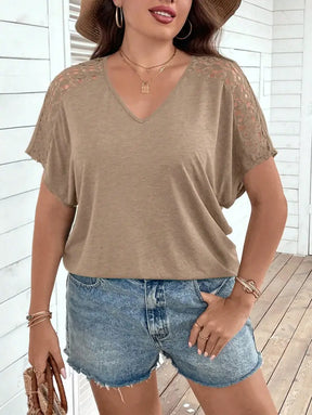 Blusa Casual Com Mangas Vazadas Em Crochê E Decote V Luana. Plus Size T-Shirts