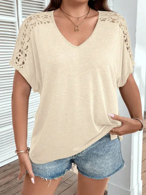 Blusa Casual Com Mangas Vazadas Em Crochê E Decote V Luana. Plus Size T-Shirts