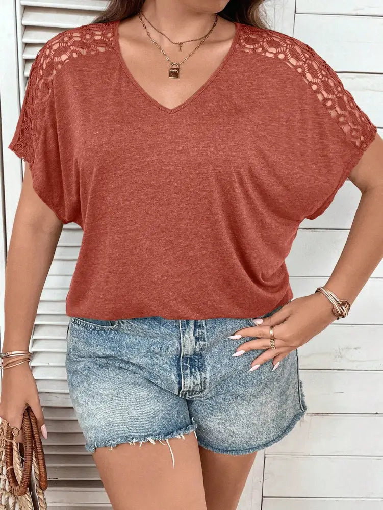 Blusa Casual Com Mangas Vazadas Em Crochê E Decote V Luana. Plus Size T-Shirts