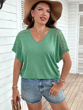 Blusa Casual Com Mangas Vazadas Em Crochê E Decote V Luana. Plus Size T-Shirts