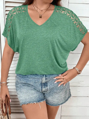 Blusa Casual Com Mangas Vazadas Em Crochê E Decote V Luana. Plus Size T-Shirts