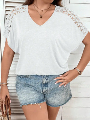 Blusa Casual Com Mangas Vazadas Em Crochê E Decote V Luana. Plus Size T-Shirts