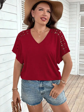 Blusa Casual Com Mangas Vazadas Em Crochê E Decote V Luana. Plus Size T-Shirts