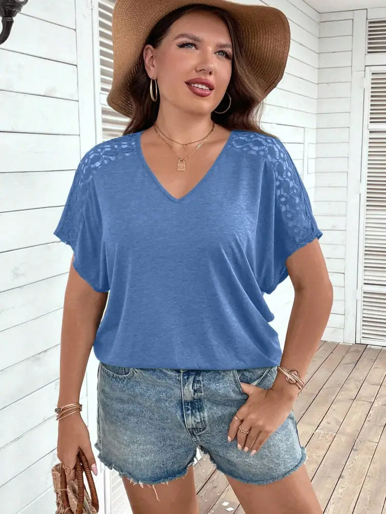 Blusa Casual Com Mangas Vazadas Em Crochê E Decote V Luana. Plus Size T-Shirts