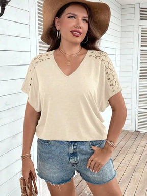 Blusa Casual Com Mangas Vazadas Em Crochê E Decote V Luana. Plus Size T-Shirts