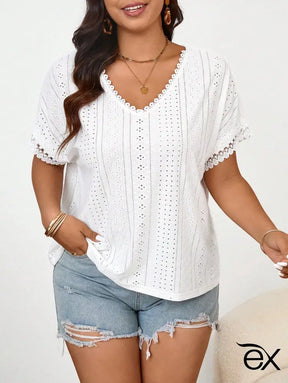 Blusa Casual em Algodão com Detalhes Vazados e Acabamento Delicado Adisson. Plus Size