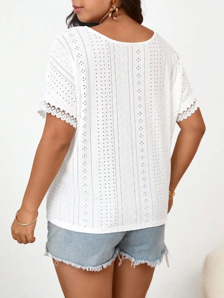 Blusa Casual Em Algodão Com Detalhes Vazados E Acabamento Delicado Adisson. Plus Size T-Shirts