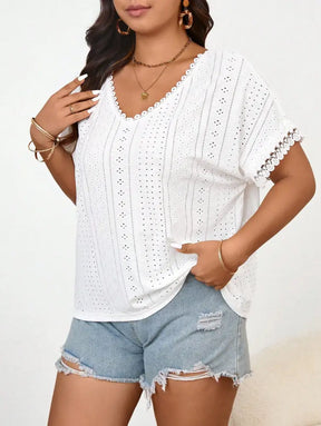 Blusa Casual Em Algodão Com Detalhes Vazados E Acabamento Delicado Adisson. Plus Size T-Shirts