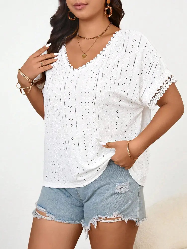 Blusa Casual Em Algodão Com Detalhes Vazados E Acabamento Delicado Adisson. Plus Size T-Shirts