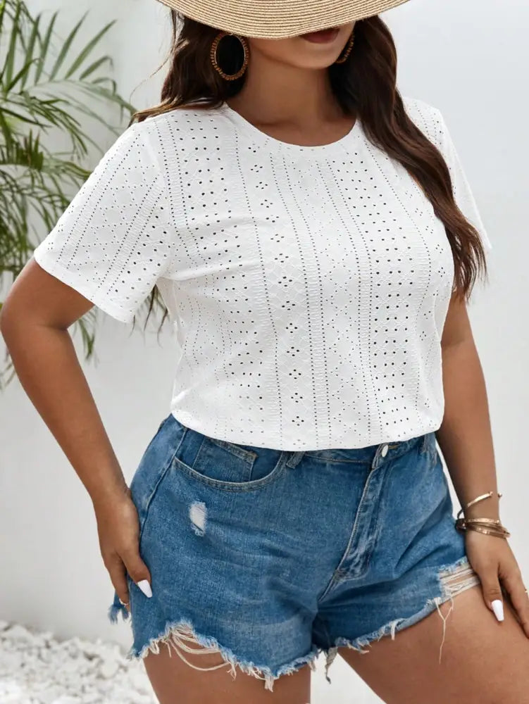 Blusa Casual Leve Com Detalhes Vazados E Design Elegante Nicole. Plus Size Camiseta Feminina