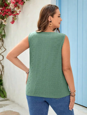 Blusa Elegante Com Bordado Vazado E Botões Frontais Tainara. Plus Size Tank Tops & Camis