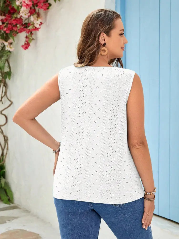 Blusa Elegante Com Bordado Vazado E Botões Frontais Tainara. Plus Size Tank Tops & Camis