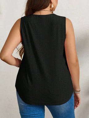 Blusa Elegante Com Bordado Vazado E Decote Quadrado Gilma. Plus Size Tank Tops & Camis