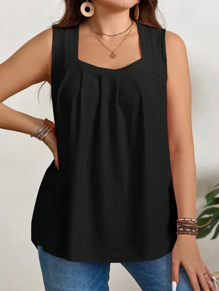 Blusa Elegante Com Bordado Vazado E Decote Quadrado Gilma. Plus Size Tank Tops & Camis